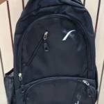 Mochila escolar o viajera negra, con logo blanco, cremalleras plateadas y bolsillo lateral de malla.