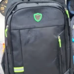 Mochila negra con detalles fluorescentes, logo verde y cierre frontal.