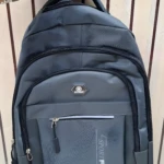 Mochila gris deportiva de viaje o escolar para dama y caballero, con logo "SPORT" y detalles reflectantes.