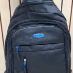 Mochila negra escolar o viajera con logo azul en relieve y detalles en azul.