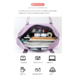 Bolso de viaje lila, espacioso, mostrando su interior con ropa, laptop y accesorios para escapadas.