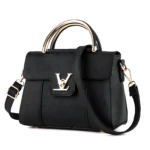 Bolso negro de cuero texturizado con asas y herrajes dorados.