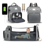 Mochila pañalera gris con cuna portátil, puerto USB, cambiador y organizadores para biberones.