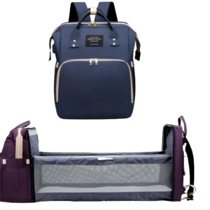 Bolso pañalera azul marino con cuna plegable portátil de color púrpura.