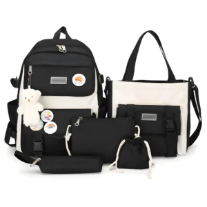 Bolso morral negro y blanco 5 en 1 con osito y pines decorativos, incluye neceser y estuche.