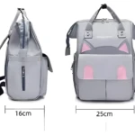 Morral para bebé gris con diseño de osito, mide 40cm de alto, 25cm de ancho y 16cm de profundidad.