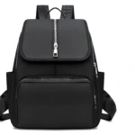 Bolso negro casual para dama, con cierres plateados y diseño moderno, ideal para uso diario.