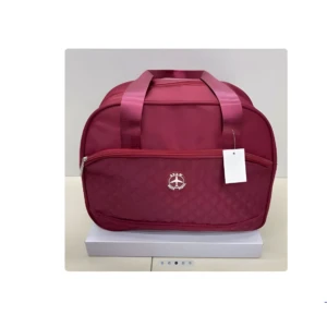 Bolso de mano color vino tinto, con asas suaves y logo de avión bordado, ideal para viajes.