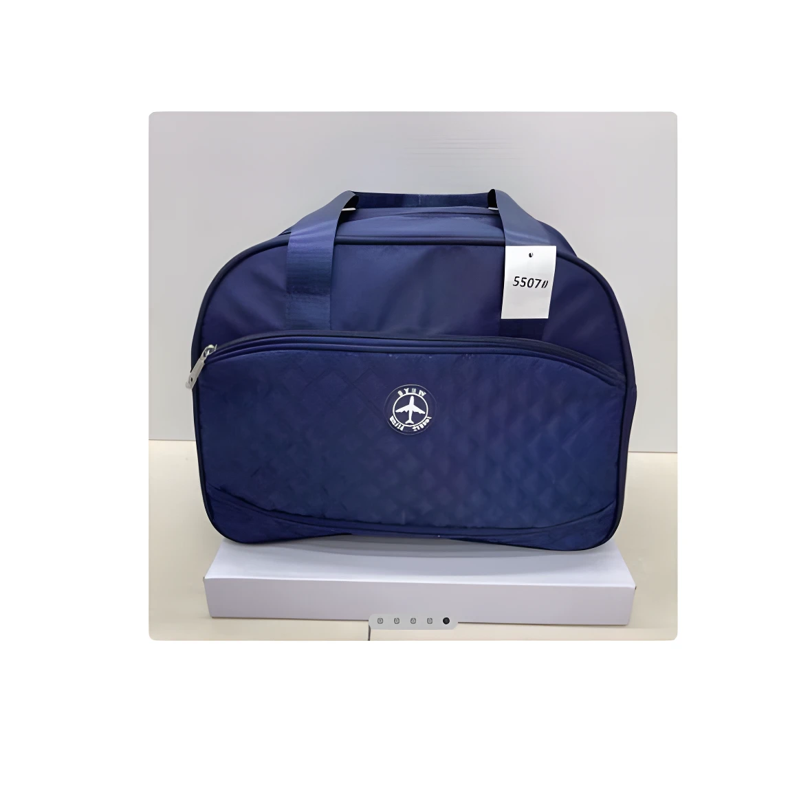 Bolso azul marino para dama, estilo deportivo con logo de avión y textura capitonada.