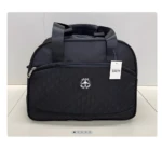 Bolso negro de dama, con logo de avión y rombos, ideal para viaje.