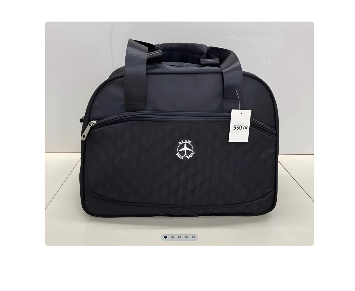 Bolso negro de dama, con logo de avión y rombos, ideal para viaje.