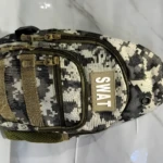 Bolso pechero táctico camuflado digital con parche SWAT, ideal para organización urbana y senderismo.