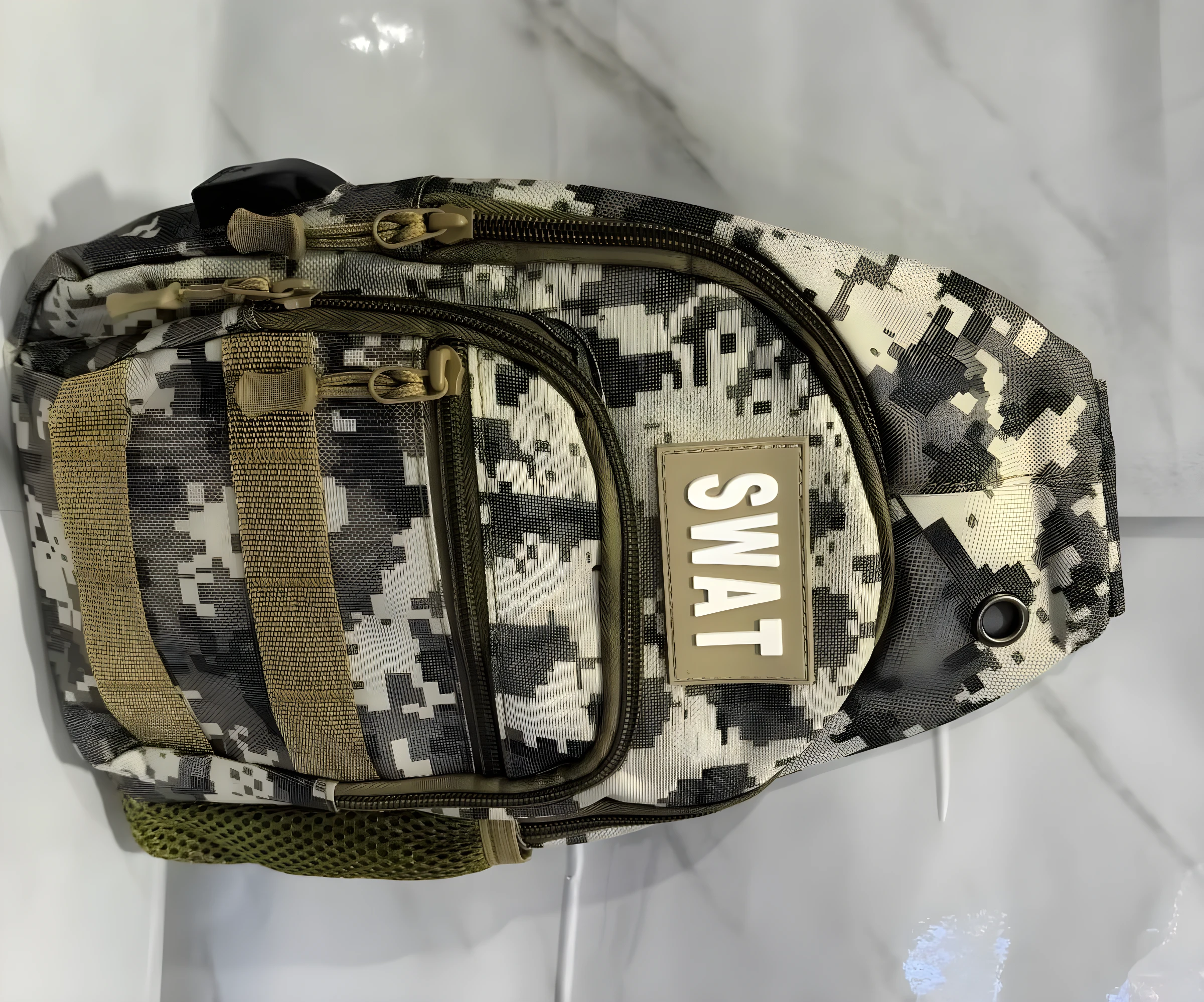 Bolso pechero táctico camuflado digital con parche SWAT, ideal para organización urbana y senderismo.