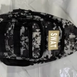 Bolso pechero camuflado táctico con parche SWAT, ideal para movilidad urbana y senderismo.