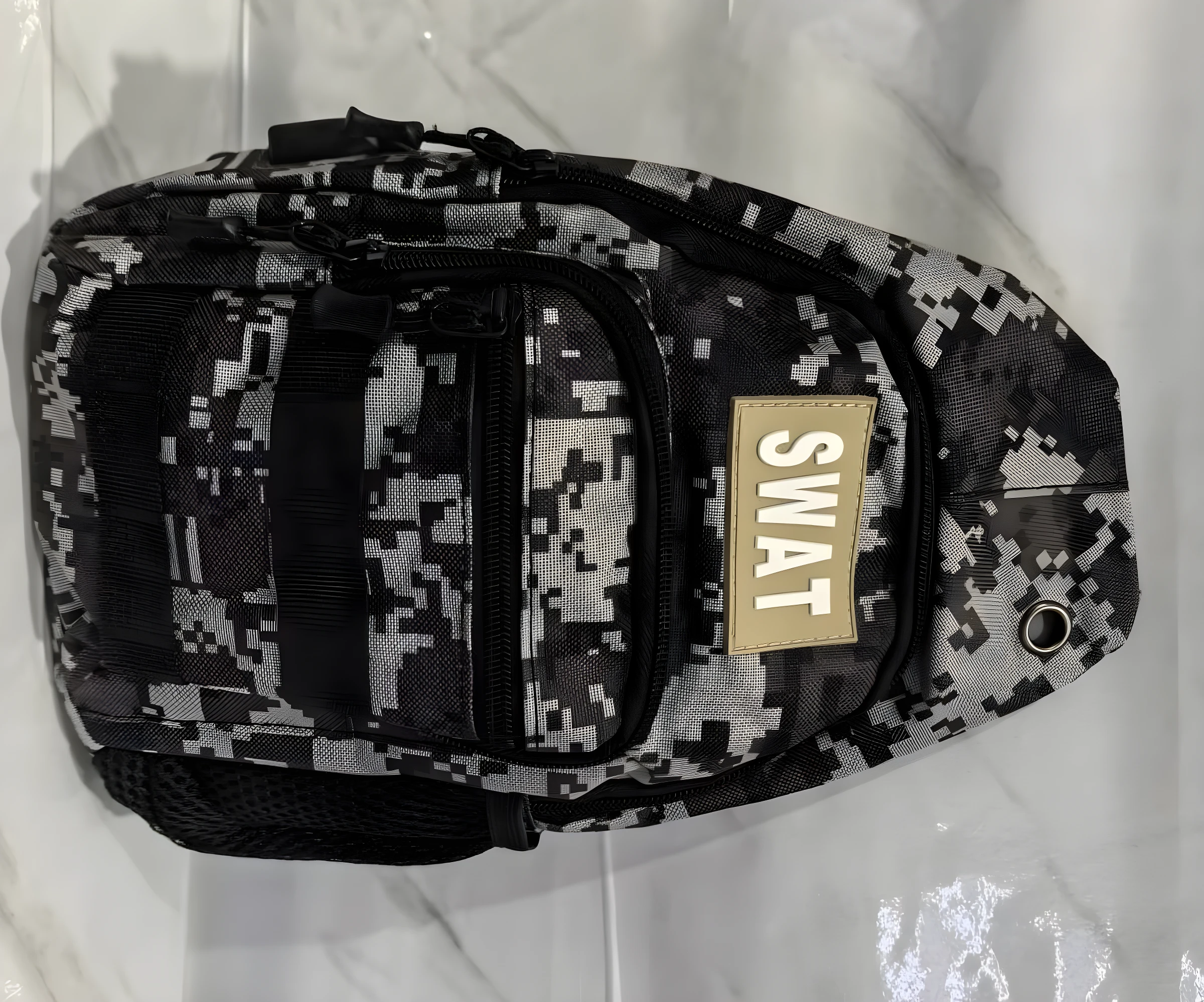 Bolso pechero camuflado táctico con parche SWAT, ideal para movilidad urbana y senderismo.