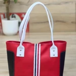 Bolso playero Tommy rojo con detalles negros y franjas, asas blancas.