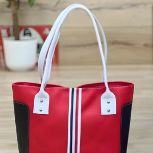 Bolso playero Tommy rojo con detalles negros y franjas, asas blancas.
