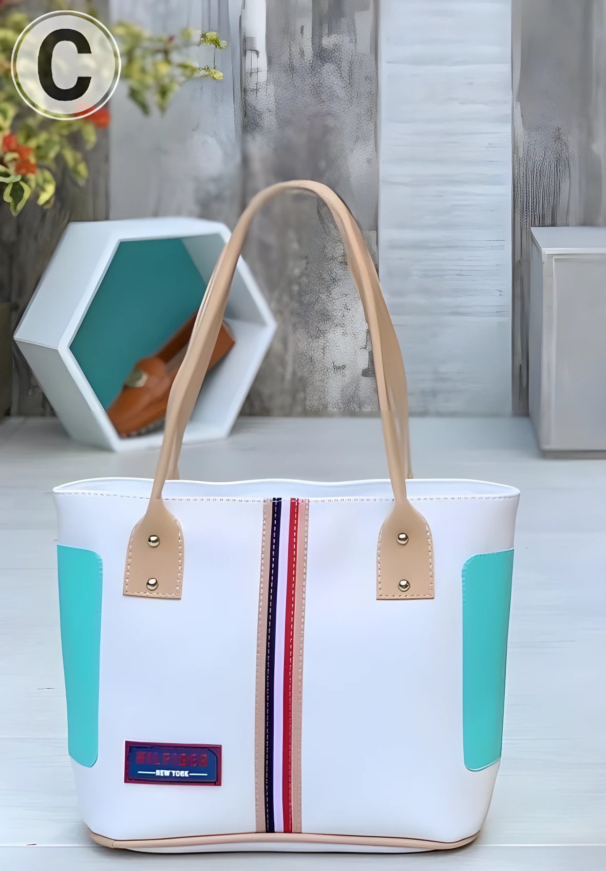 Bolso playero blanco con detalles en turquesa, rayas verticales rojas y azul marino. Incluye etiqueta "NEW YORK".