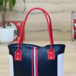 Bolso playero Tommy negro con detalles rojos y blancos, logo "Tommy Hilfiger New York".