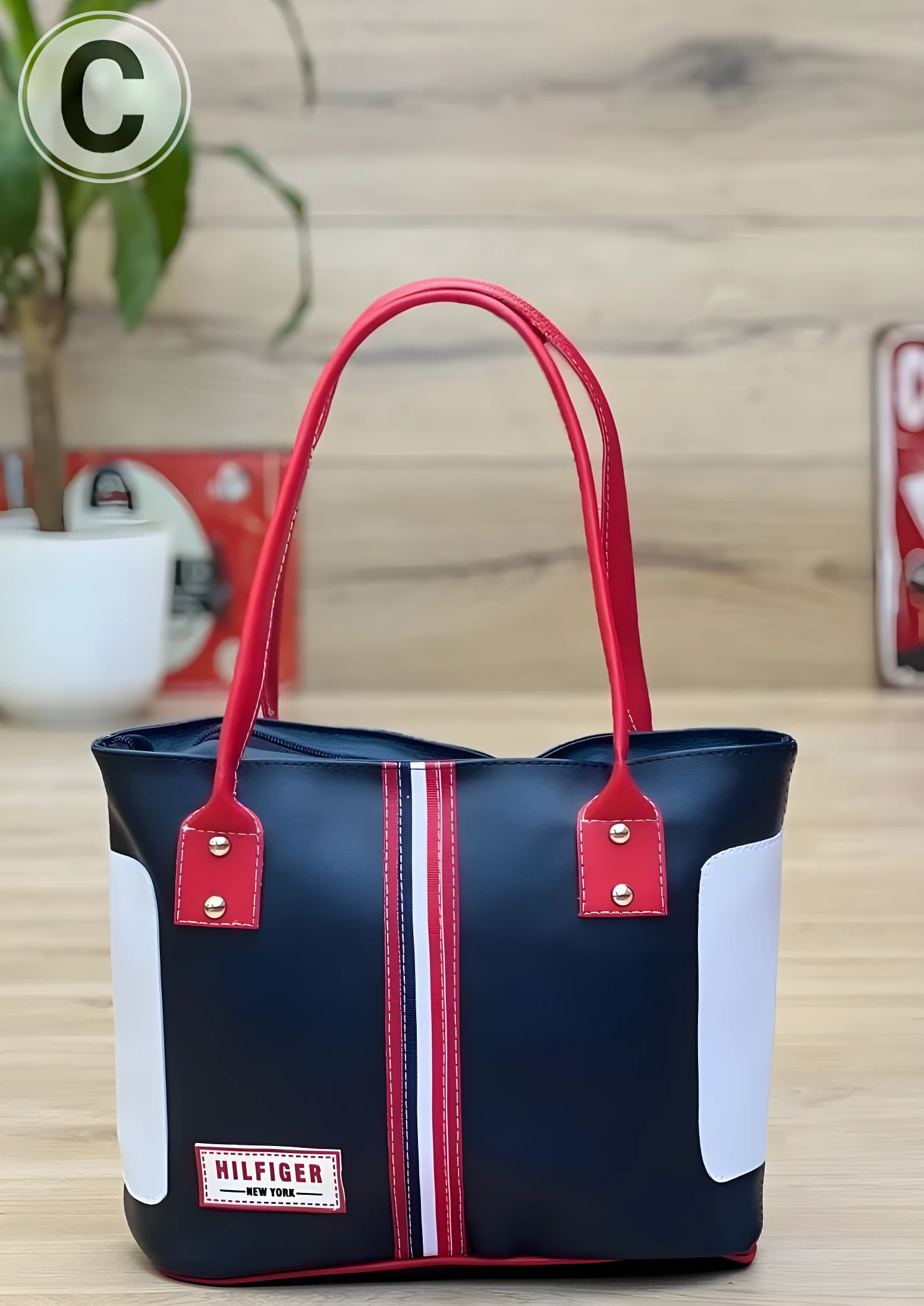Bolso playero Tommy negro con detalles rojos y blancos, logo "Tommy Hilfiger New York".