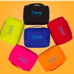 Seis bolsos organizadores viajeros desplegables, colores: negro, lima, azul, rojo, fucsia y naranja, con asa y texto "Travel your life!".