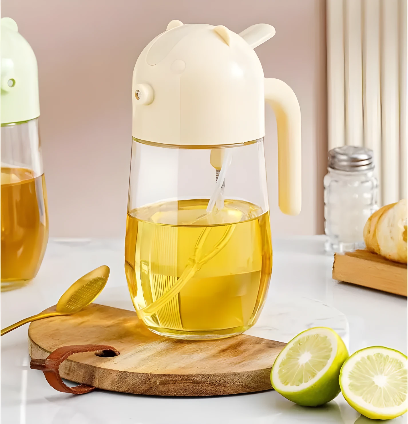 Dispensador de aceite ámbar con tapa beige con forma de oso, sobre tabla de madera junto a limones partidos y cuchara dorada.