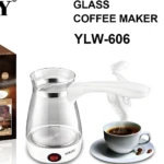 Cafetera Sokany YLW-606 de vidrio con asa blanca, vapor de café saliendo hacia una taza humeante.