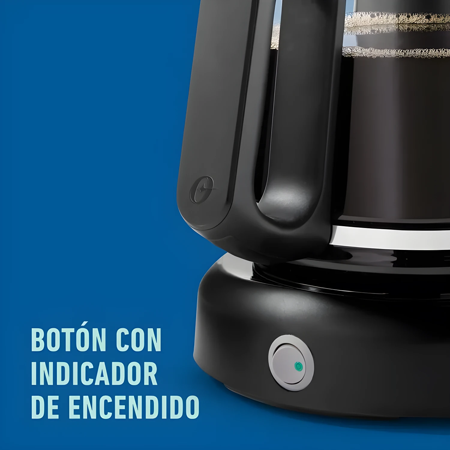 Cafetera Oster negra, 12 tazas, botón encendido con luz indicadora verde.