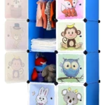 Armario modular infantil azul con 8 cubos, uno abierto mostrando ropa y peluches. Puertas con dibujos de animales (zorro, mono, búho, conejo, koala).