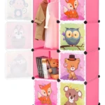 Armario modular infantil rosa con 8 cubos. Puertas con dibujos de animales (mono, zorro, búho, oso, koala). Un cubículo tiene barra para colgar ropa.