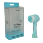 Cepillo limpiador facial Cala Dual-Action con cabezal de silicona azul y cerdas blancas, junto a su empaque transparente y turquesa.
