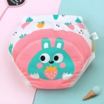 Calzón entrenador para bebé, blanco y rosa, con estampado de conejo turquesa sosteniendo una fresa y frutas pequeñas.