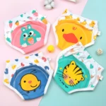 Cuatro calzones entrenadores para bebé con dibujos animados: conejo rosa, pato amarillo, pollito azul y tigre verde.