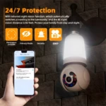 Cámara de seguridad blanca con lámpara integrada de 8MP, instalada en pared de piedra, controlada por celular con funciones de visión nocturna y pan-tilt.