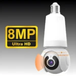 Cámara de seguridad tipo bombillo color blanco con resolución 8MP, base roscada, lente central y rotación horizontal de 355 grados para interiores.