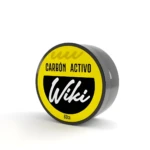 Envase redondo negro con tapa mostrando etiqueta amarilla y negra de Carbón Activo Wiki, 60gr.