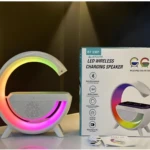 Lámpara LED con altavoz Bluetooth, cargador inalámbrico y control de color.