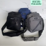 Tres carriel sport en nylon, colores negro, azul oscuro y gris, exhibidos con medidas: 21cm alto y 17cm ancho.