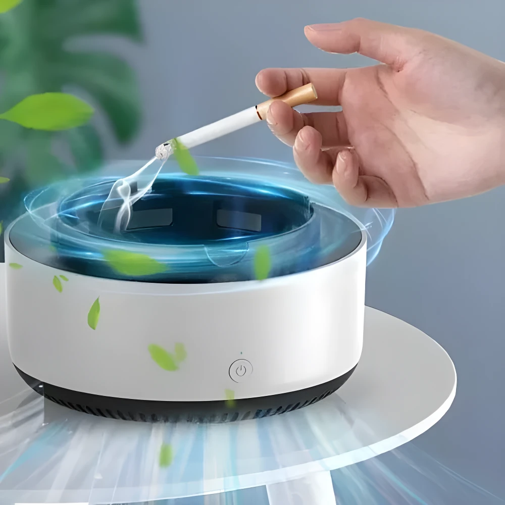 Cenicero eléctrico blanco con filtro de olor aspirando humo de cigarrillo y purificando el aire.