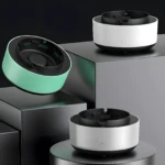 Set x2 ceniceros purificadores de aire. Uno verde menta flotando, otro blanco sobre pedestal gris y uno plateado sobre pedestal metálico.