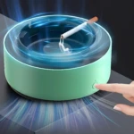 Cenicero purificador de aire verde con cigarrillo encendido y flujo de aire.