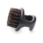 Cepillo redondo para barba, cerdas de jabalí oscuras, mango negro con orificio para dedo.