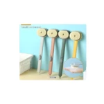 Cepillos de cuerpo con mango largo en colores gris, rosa, verde y amarillo, con cerdas y botón dispensador. Detalle muestra espuma en la mano.