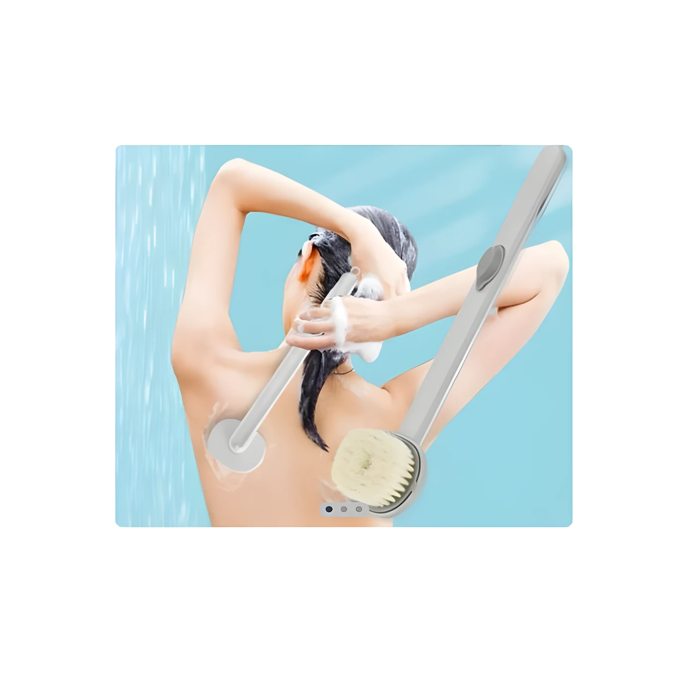 Mujer duchándose usa cepillo de mango largo gris para frotar espuma en su espalda, con cabezal de cerdas claras.