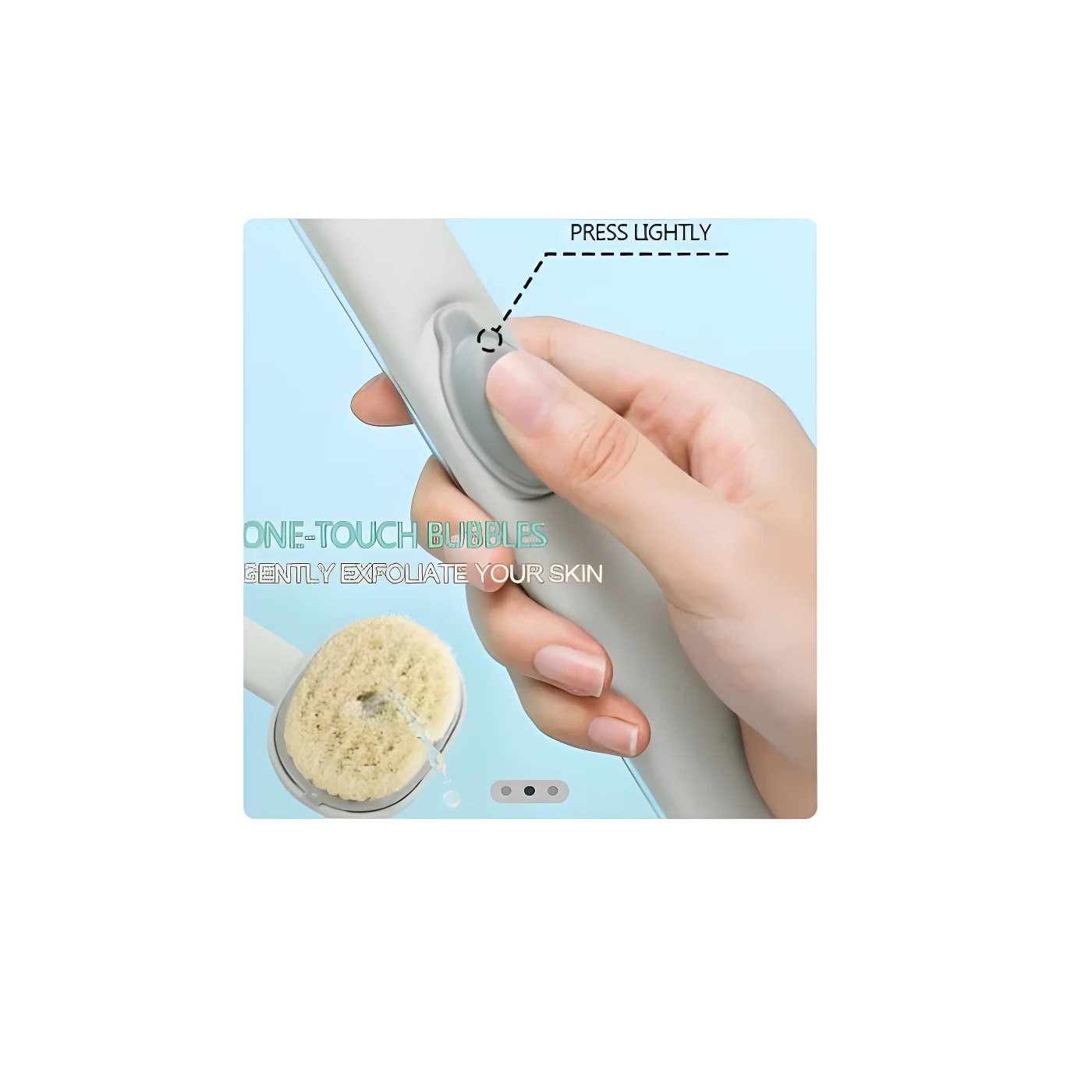 Mano presionando botón de cepillo facial gris para producir burbujas, exfoliación suave de la piel.