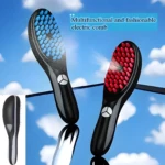 Dos cepillos eléctricos negros con púas rojas y azules, uno con vapor, fondo cielo azul y nubes, texto: "Multifunctional and fashionable electric comb".