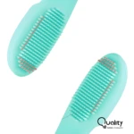 Cepillo dental para perros de silicona color turquesa con cerdas suaves, ideal para higiene bucal.