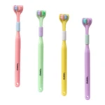 Cuatro cepillos dentales de tres caras Yaliña en colores rosa, verde, amarillo y lila con cerdas multicolores, fondo blanco.