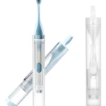 Set x2 cepillos de dientes blancos y azules con dispensador de crema integrado, uno de ellos con capuchón.