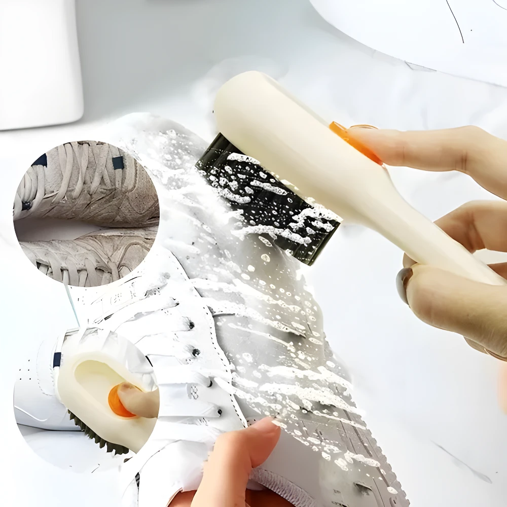 Cepillo dispensador de jabón limpiando tenis blancos, mostrando suciedad previa en círculo.